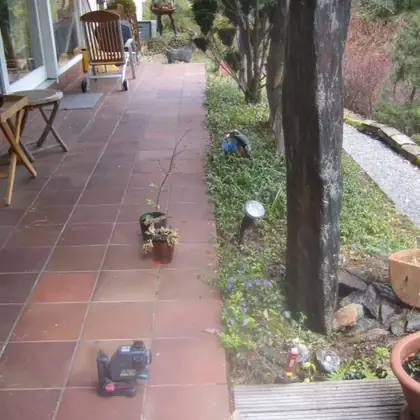 Überdachte Terrasse vor der Sanierung: Terrakotta-Fliesen, ausgeblichen und fleckig