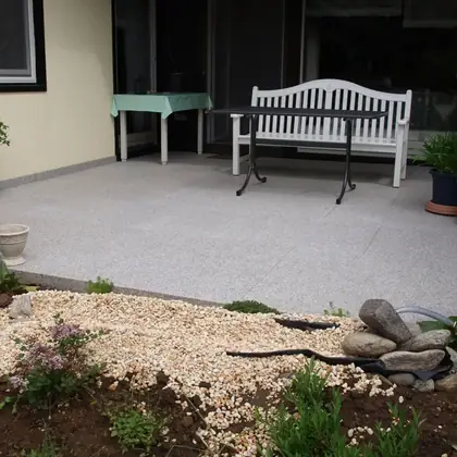 Terrassenfläche auf Stelzlagern nach der Sanierung: helle, cremefarbene Terrassenfläche – InnoStone Treppensanierung