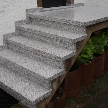 Freistehende Außentreppe, 5 Stufen nach der Sanierung: hellgrauer Granit mit neuem Podest und verkleideten Wangen – InnoStone Treppensanierung