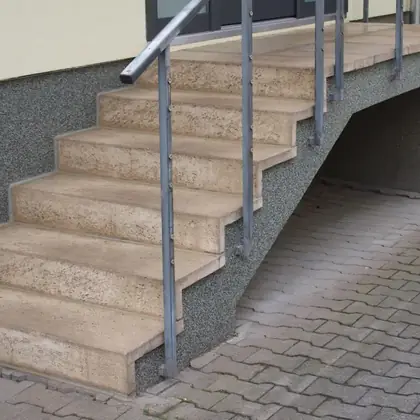 Freitragende Außentreppe mit Edelstahlgeländer vor der Sanierung: sandig-poröser Beton, offene Unterseite