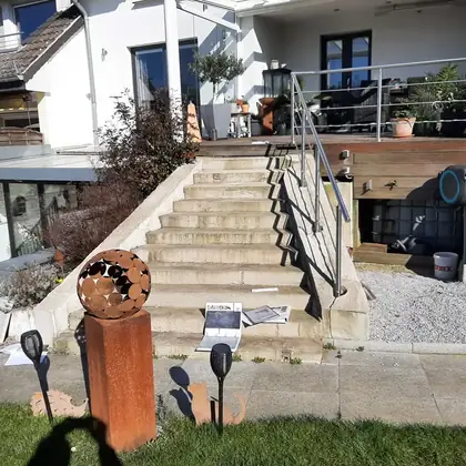 Große Terrassentreppe am Wohnhaus vor der Sanierung: ausgeblichener Beton, unruhige Stufenfolge