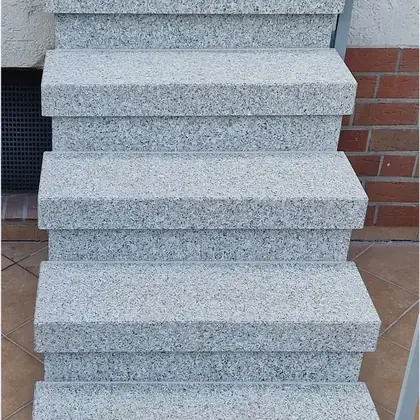 Außentreppe mit fünf Stufen nach der Sanierung: hellgrauer, gesprenkelter Granit – InnoStone Treppensanierung