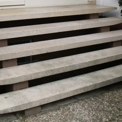 Freitragende Treppe vor der Hecke vor der Sanierung: ausgeblichene, angeschlagene Betonplatten