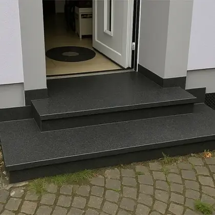 Hauseingang in Rimpar nach der Sanierung: U-förmig gesetzte Anthrazit-Granitstufen – InnoStone Treppensanierung