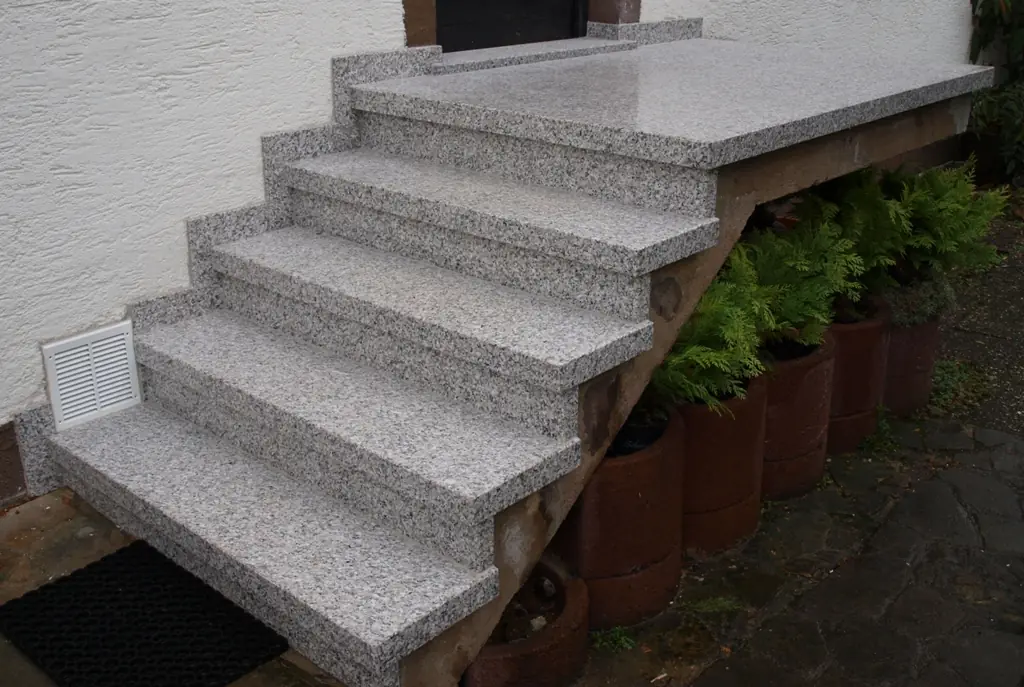 Gerade Treppen: sanierte Treppe mit InnoStone Naturstein – Treppensanierung Mainfranken