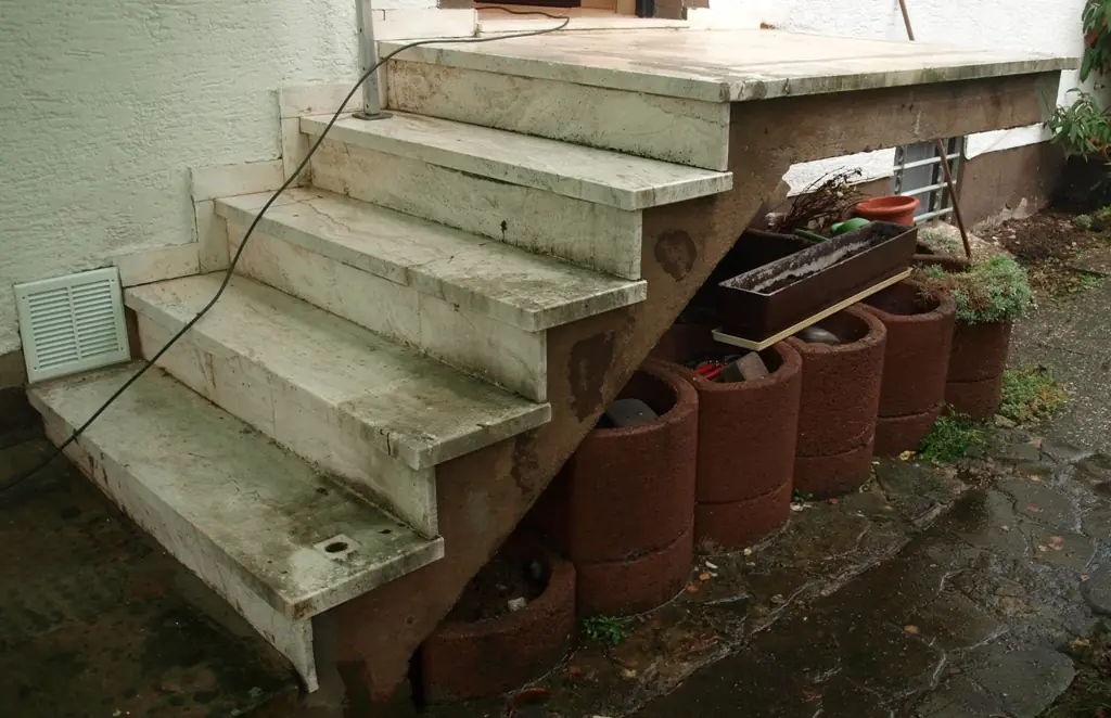 Gerade Treppen: alte Treppe vor der Sanierung – Treppensanierung Würzburg
