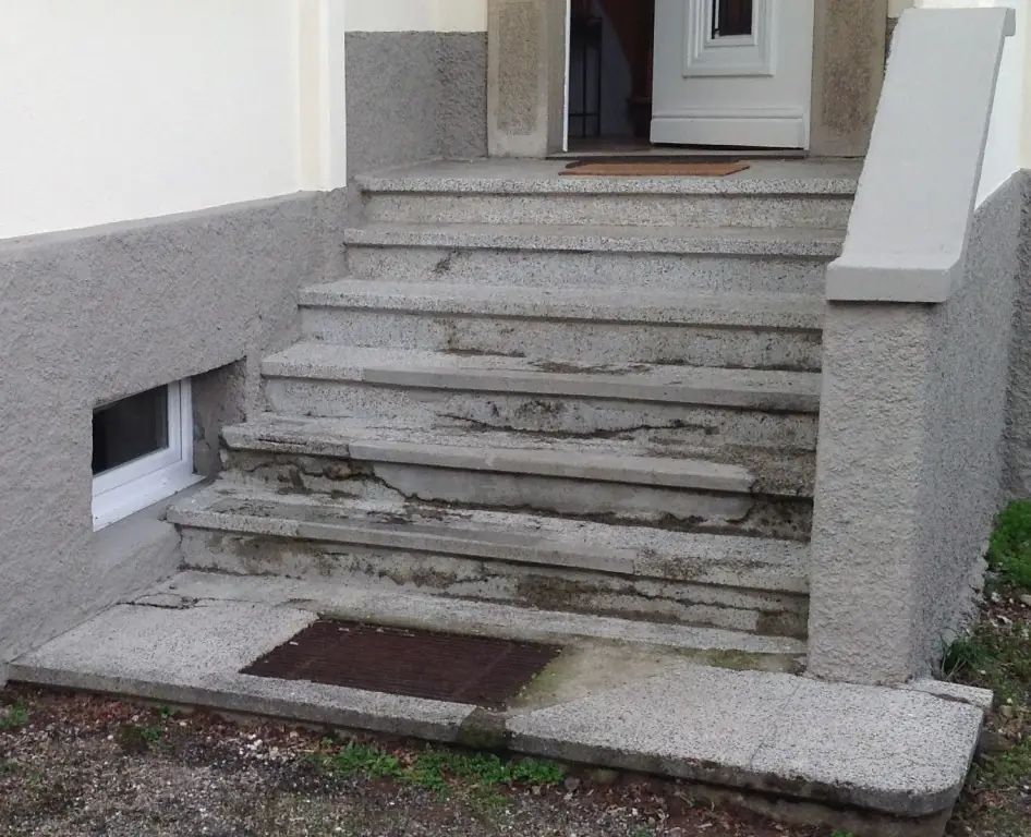 Gerade Treppen: alte Treppe vor der Sanierung – Treppensanierung Würzburg