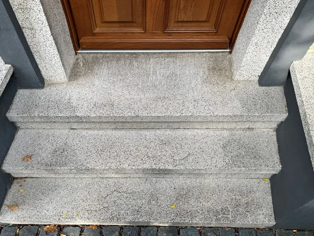 Gerade Treppen: alte Treppe vor der Sanierung – Treppensanierung Würzburg