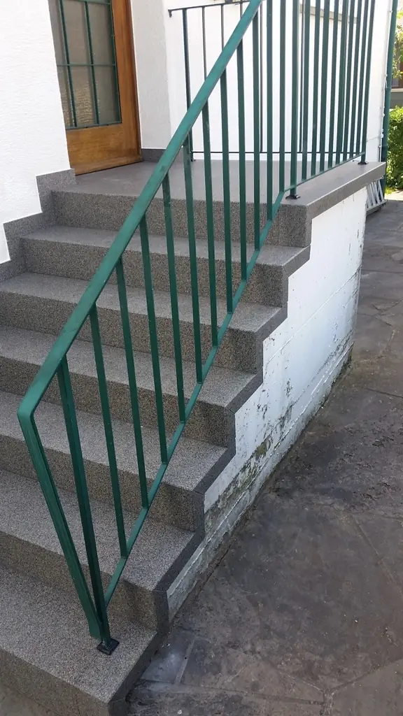 Gerade Treppen: sanierte Treppe mit InnoStone Naturstein – Treppensanierung Mainfranken