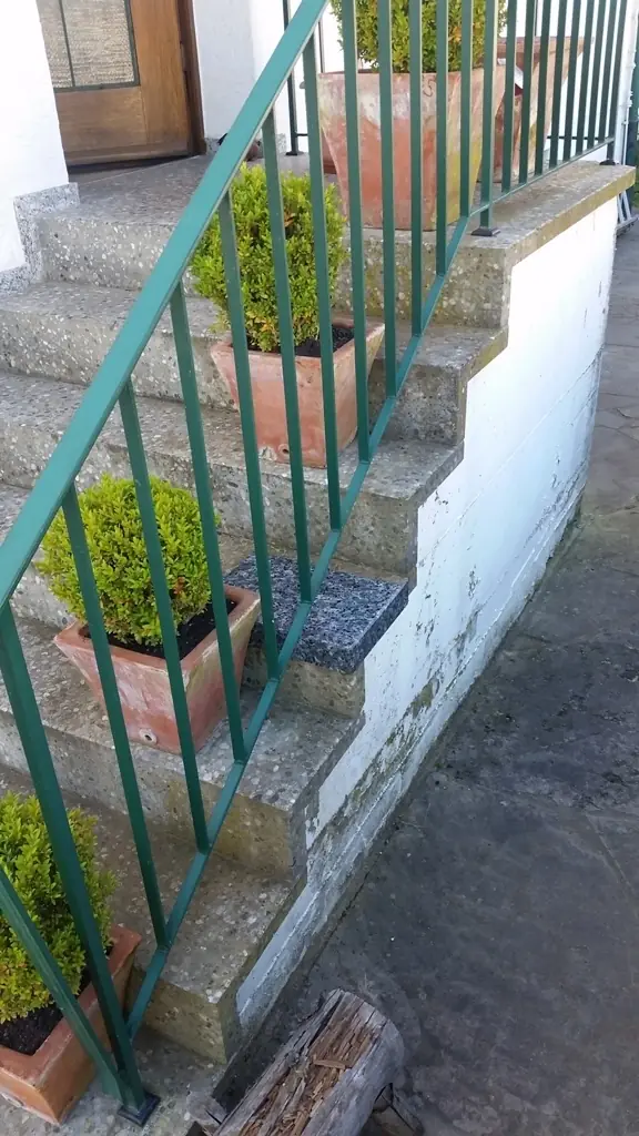 Gerade Treppen: alte Treppe vor der Sanierung – Treppensanierung Würzburg