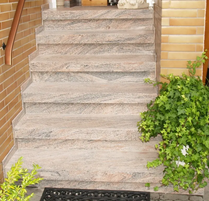 Gerade Treppen: sanierte Treppe mit InnoStone Naturstein – Treppensanierung Mainfranken