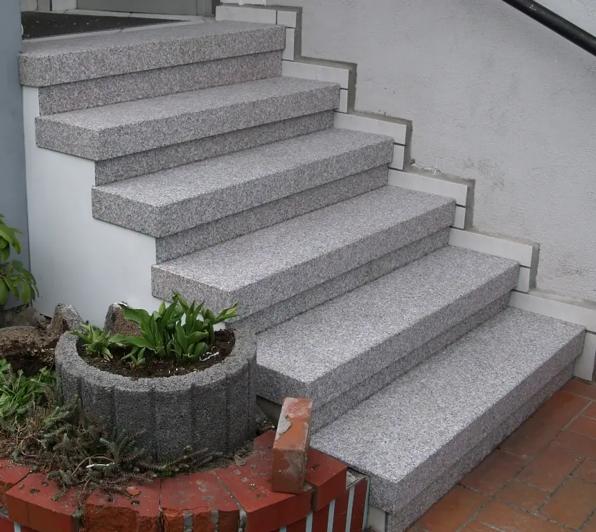 Gerade Treppen: sanierte Treppe mit InnoStone Naturstein – Treppensanierung Mainfranken