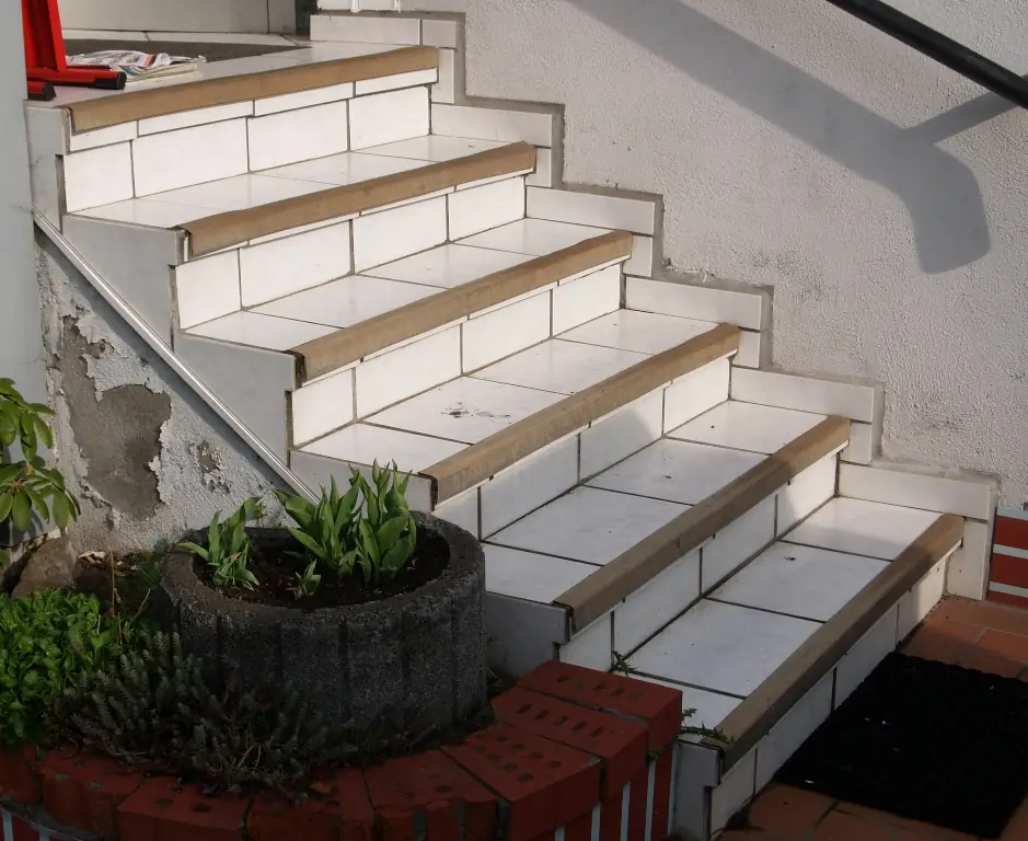 Gerade Treppen: alte Treppe vor der Sanierung – Treppensanierung Würzburg