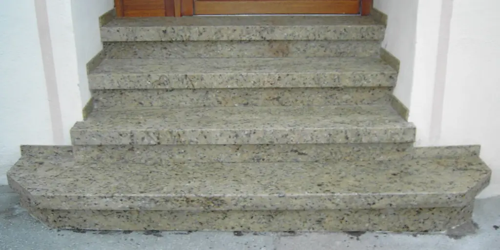 Gerade Treppen: sanierte Treppe mit InnoStone Naturstein – Treppensanierung Mainfranken