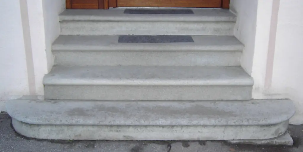 Gerade Treppen: alte Treppe vor der Sanierung – Treppensanierung Würzburg