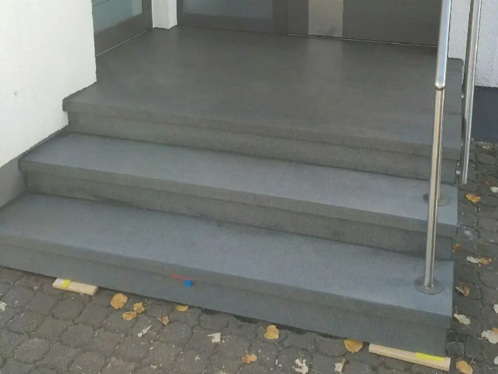 Gerade Treppen: sanierte Treppe mit InnoStone Naturstein – Treppensanierung Mainfranken