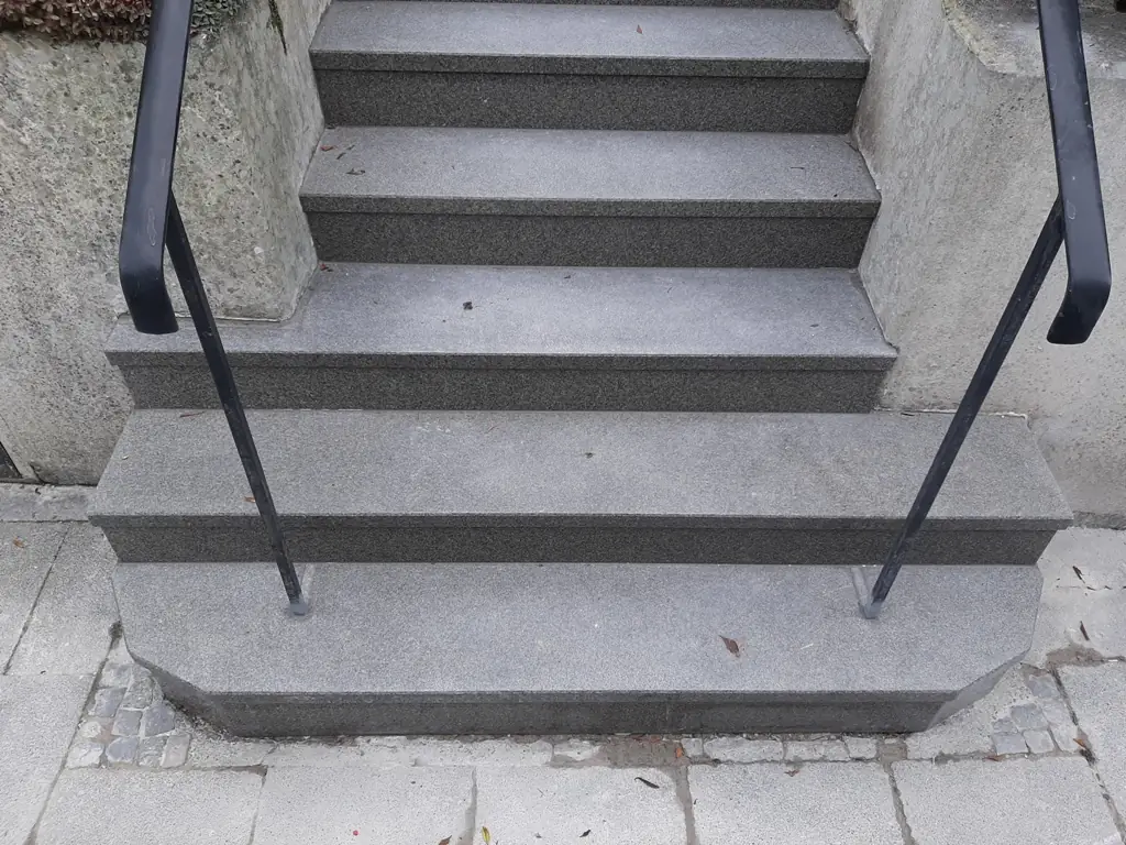 Gerade Treppen: sanierte Treppe mit InnoStone Naturstein – Treppensanierung Mainfranken