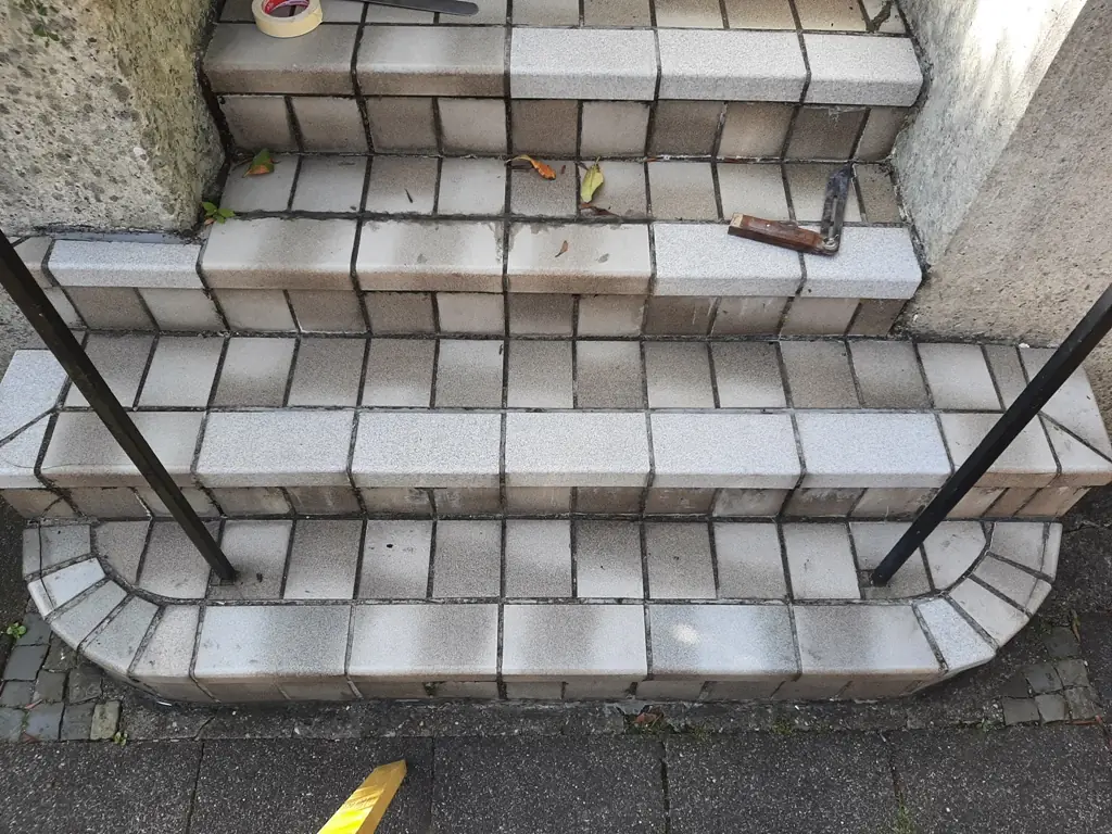 Gerade Treppen: alte Treppe vor der Sanierung – Treppensanierung Würzburg