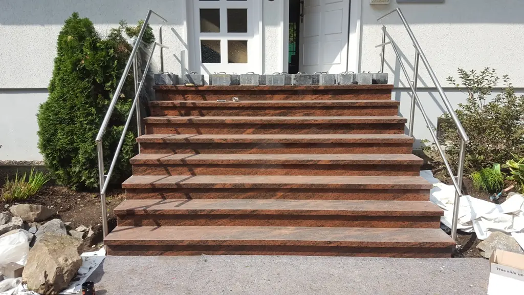 Gerade Treppen: sanierte Treppe mit InnoStone Naturstein – Treppensanierung Mainfranken