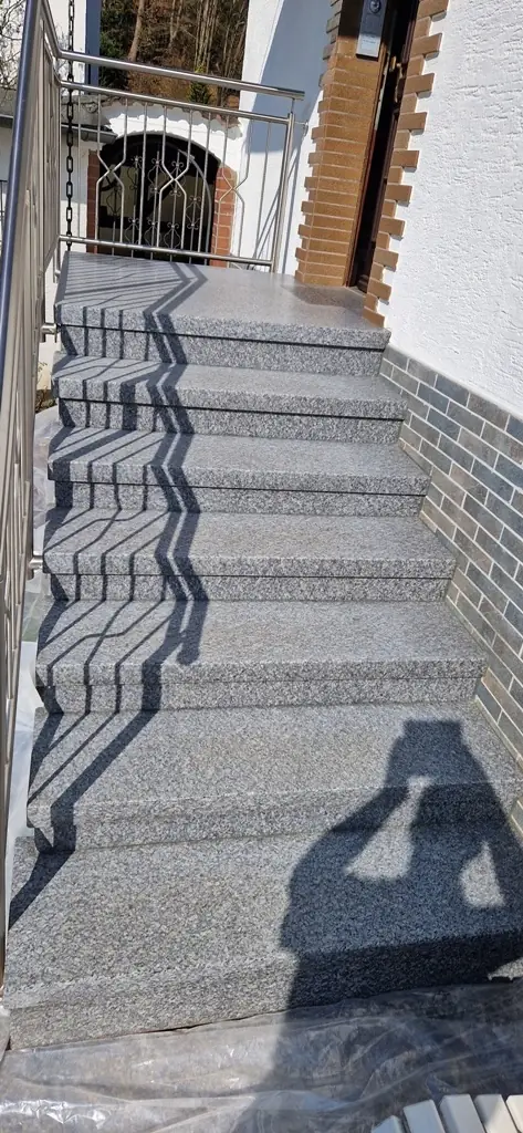 Gerade Treppen: sanierte Treppe mit InnoStone Naturstein – Treppensanierung Mainfranken