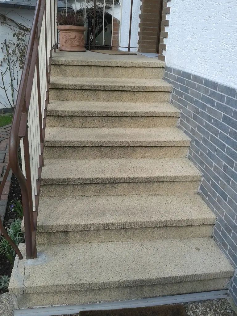 Gerade Treppen: alte Treppe vor der Sanierung – Treppensanierung Würzburg