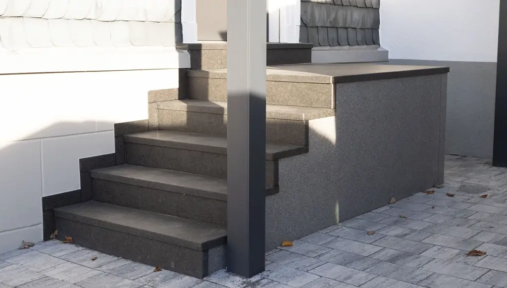 Gerade Treppen: sanierte Treppe mit InnoStone Naturstein – Treppensanierung Mainfranken