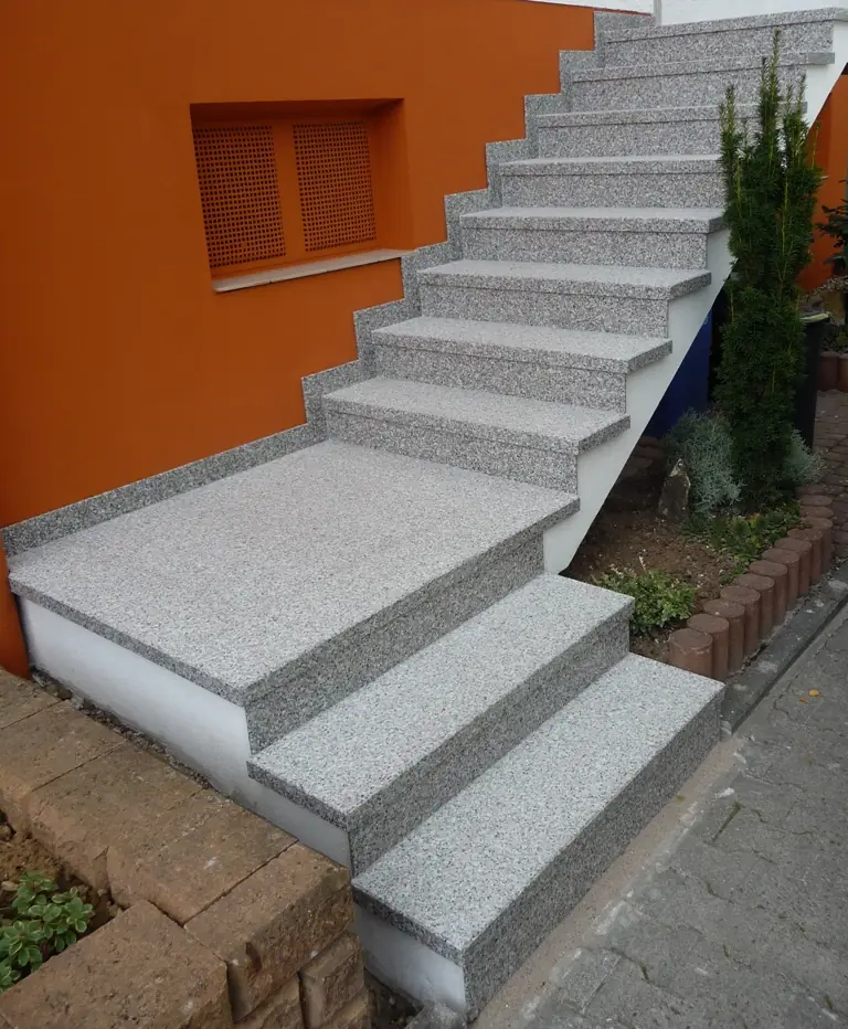 Gerade Treppen: sanierte Treppe mit InnoStone Naturstein – Treppensanierung Mainfranken