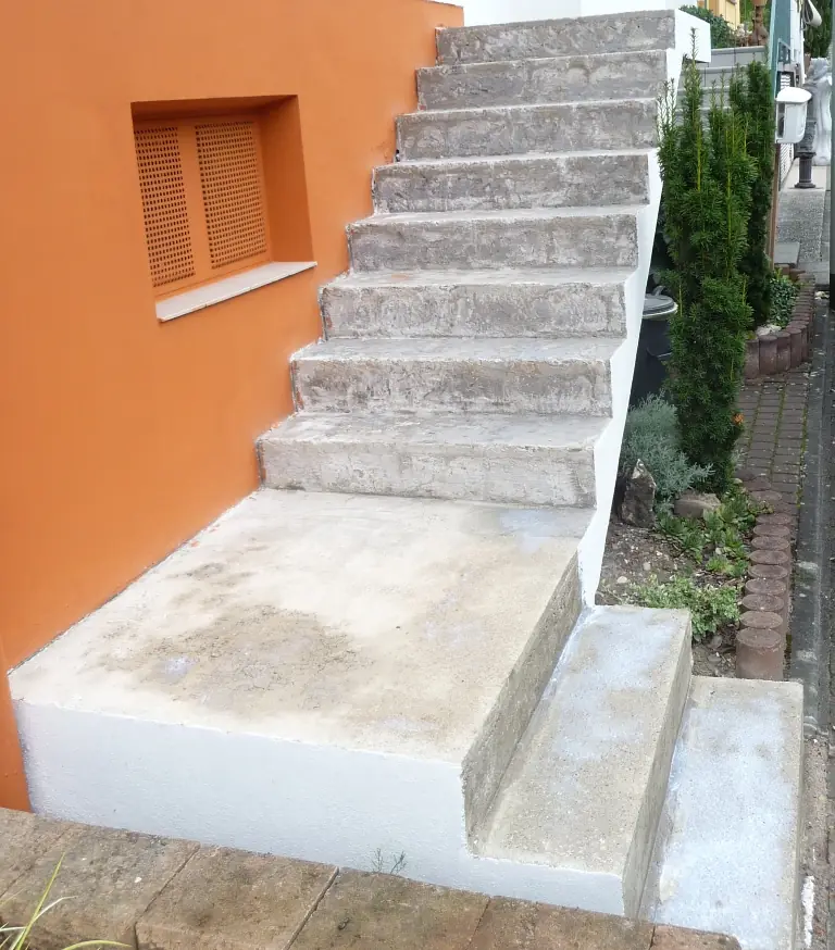 Gerade Treppen: alte Treppe vor der Sanierung – Treppensanierung Würzburg