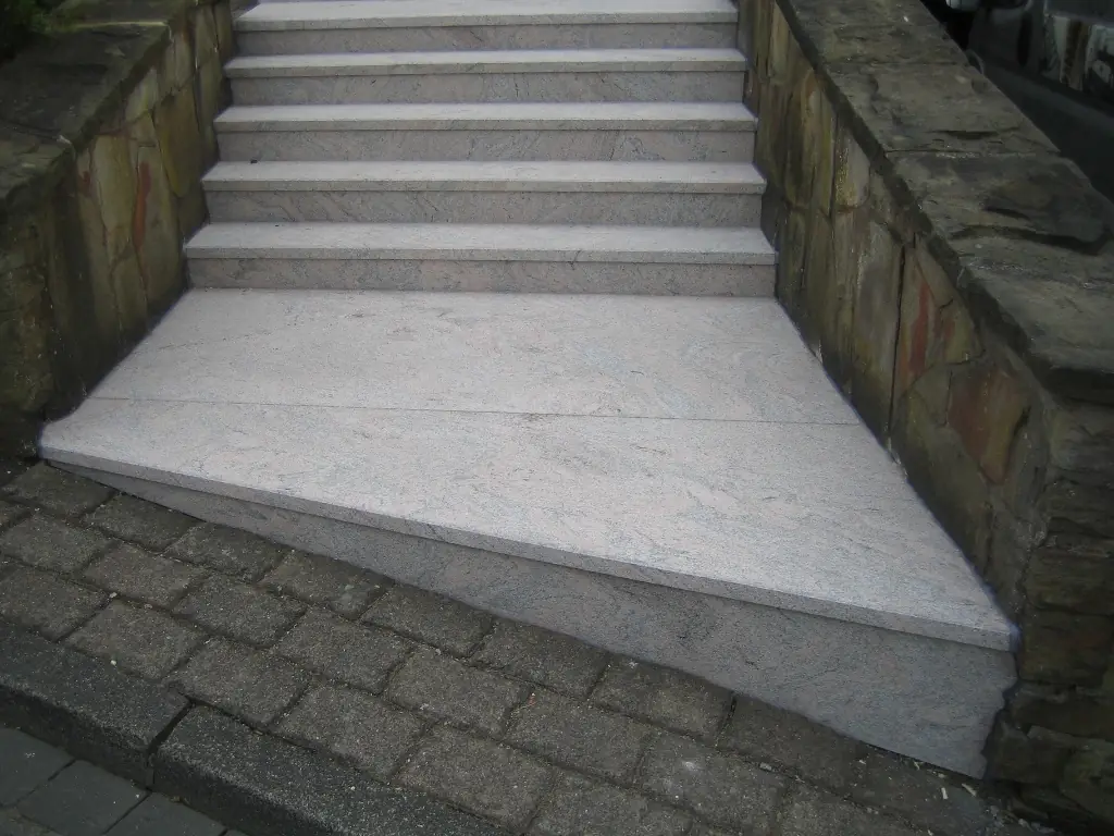 Gerade Treppen: sanierte Treppe mit InnoStone Naturstein – Treppensanierung Mainfranken