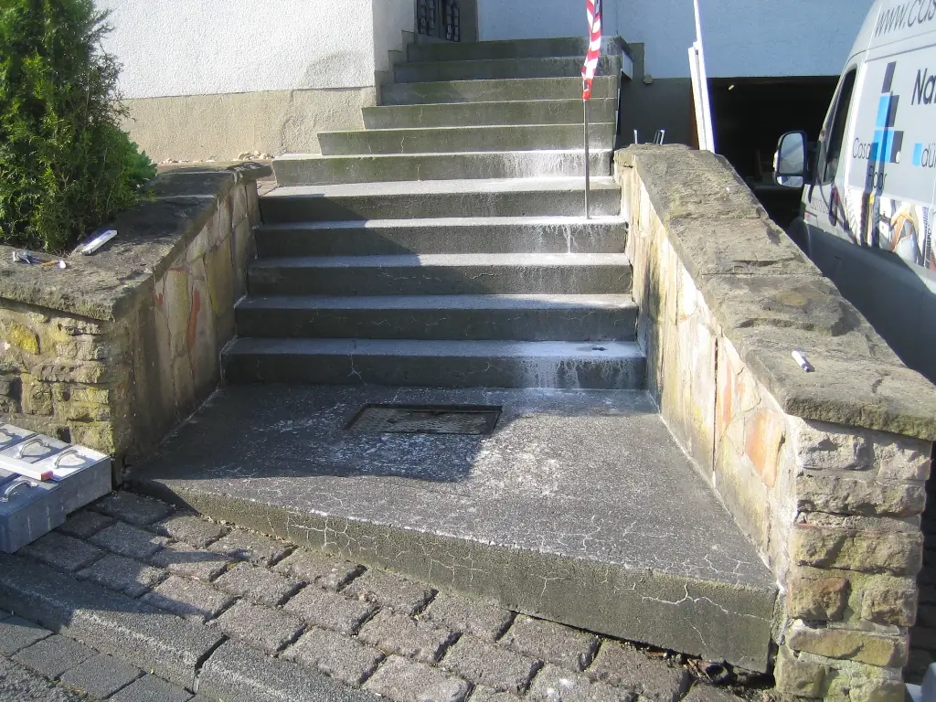 Gerade Treppen: alte Treppe vor der Sanierung – Treppensanierung Würzburg