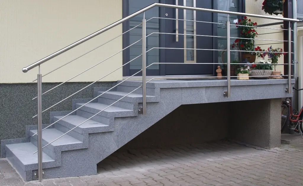Gerade Treppen: sanierte Treppe mit InnoStone Naturstein – Treppensanierung Mainfranken