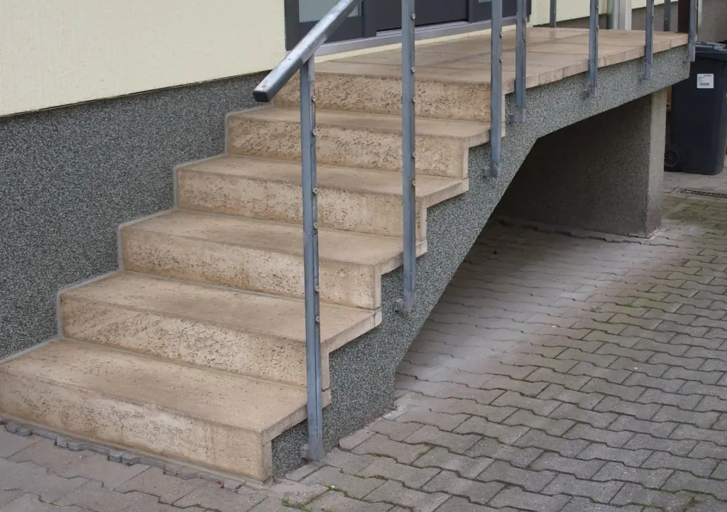 Gerade Treppen: alte Treppe vor der Sanierung – Treppensanierung Würzburg