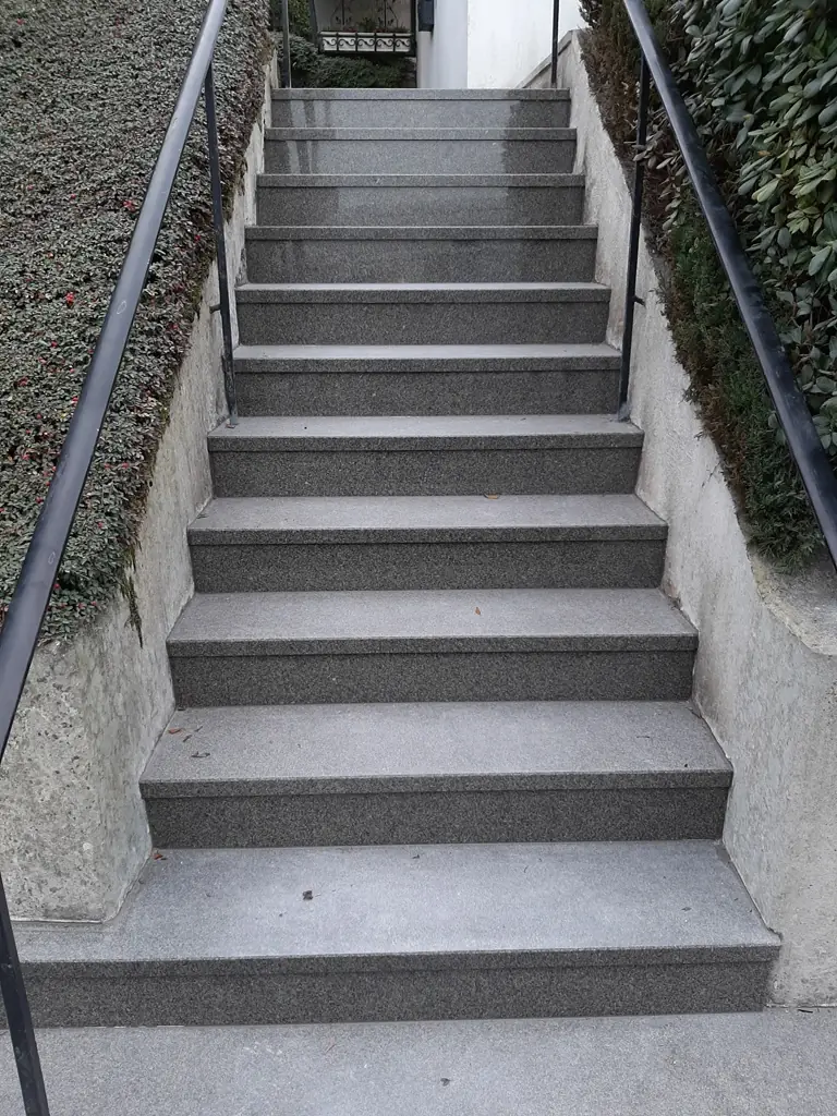 Gerade Treppen: sanierte Treppe mit InnoStone Naturstein – Treppensanierung Mainfranken