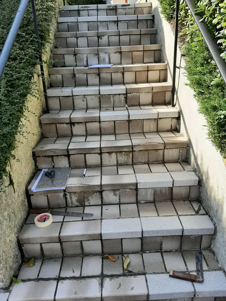 Gerade Treppen: alte Treppe vor der Sanierung – Treppensanierung Würzburg