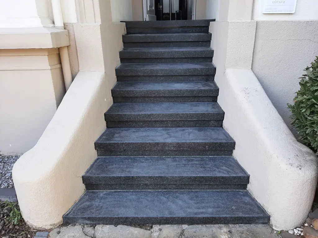 Gerade Treppen: sanierte Treppe mit InnoStone Naturstein – Treppensanierung Mainfranken