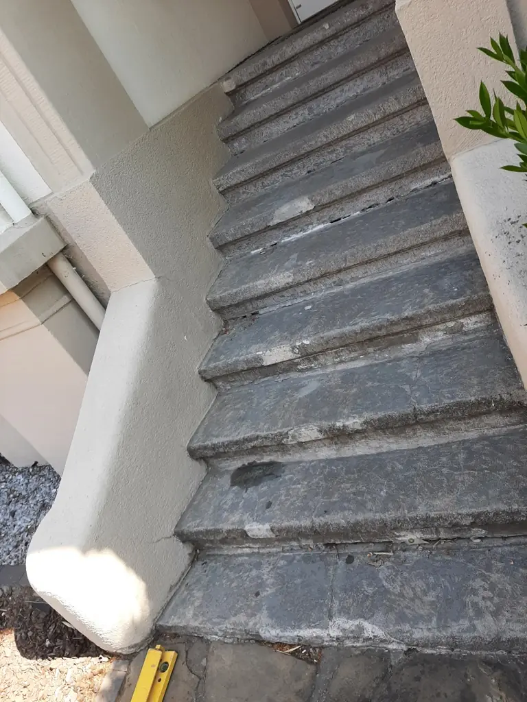 Gerade Treppen: alte Treppe vor der Sanierung – Treppensanierung Würzburg