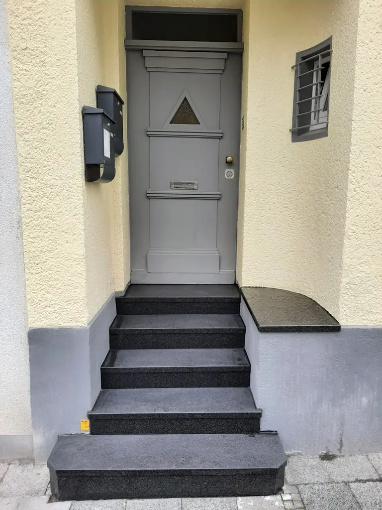 Gerade Treppen: sanierte Treppe mit InnoStone Naturstein – Treppensanierung Mainfranken