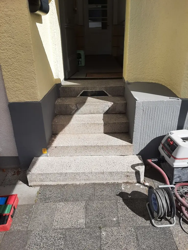 Gerade Treppen: alte Treppe vor der Sanierung – Treppensanierung Würzburg