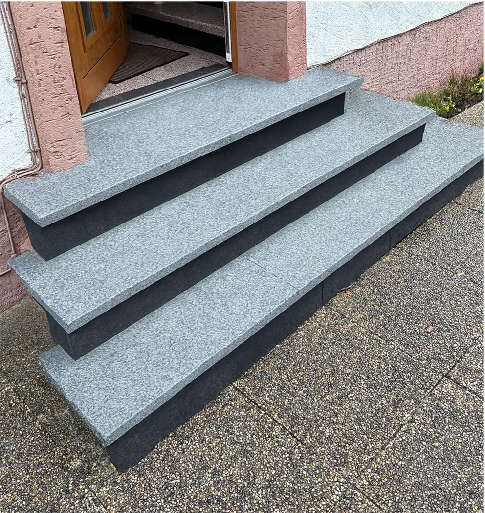 Gerade Treppen: sanierte Treppe mit InnoStone Naturstein – Treppensanierung Mainfranken