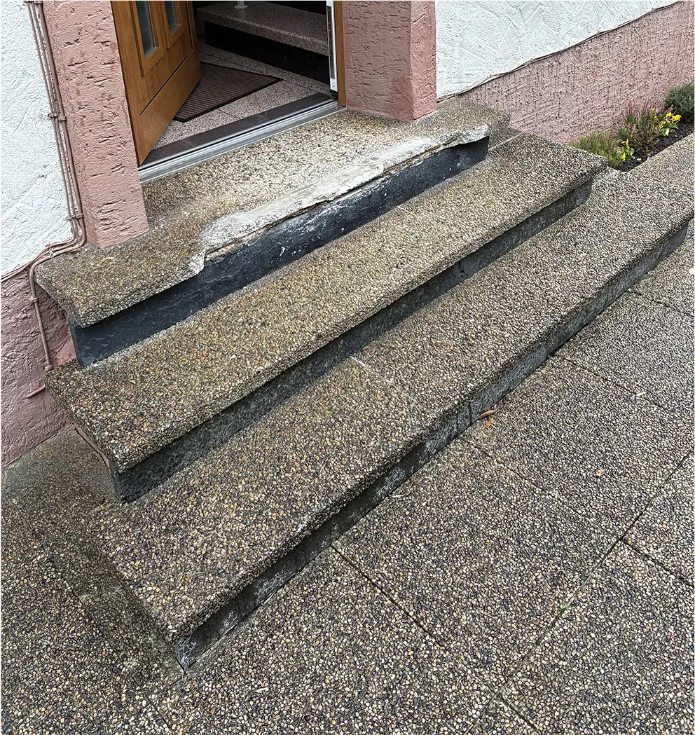 Gerade Treppen: alte Treppe vor der Sanierung – Treppensanierung Würzburg