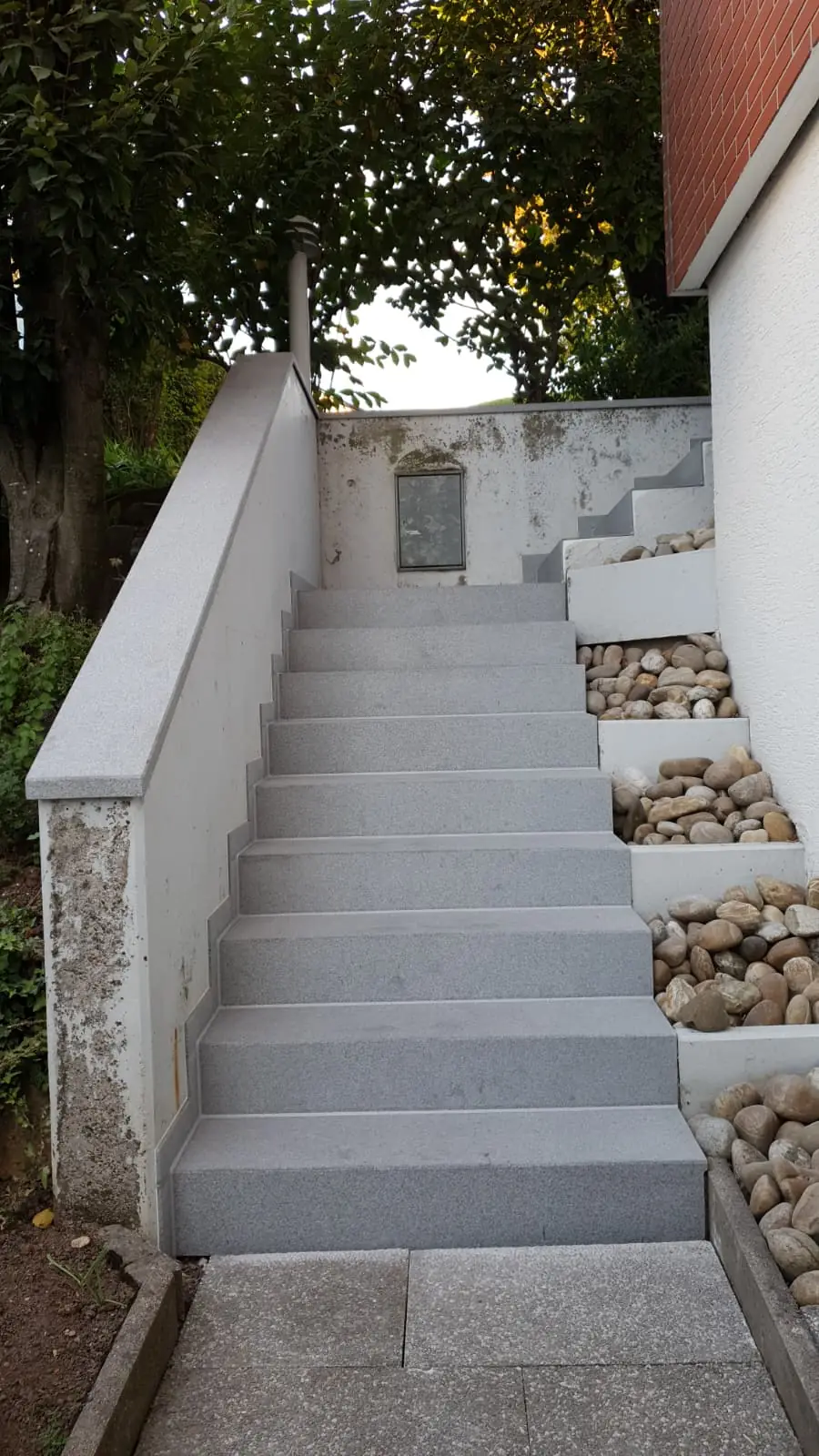 Gerade Treppen: sanierte Treppe mit InnoStone Naturstein – Treppensanierung Mainfranken