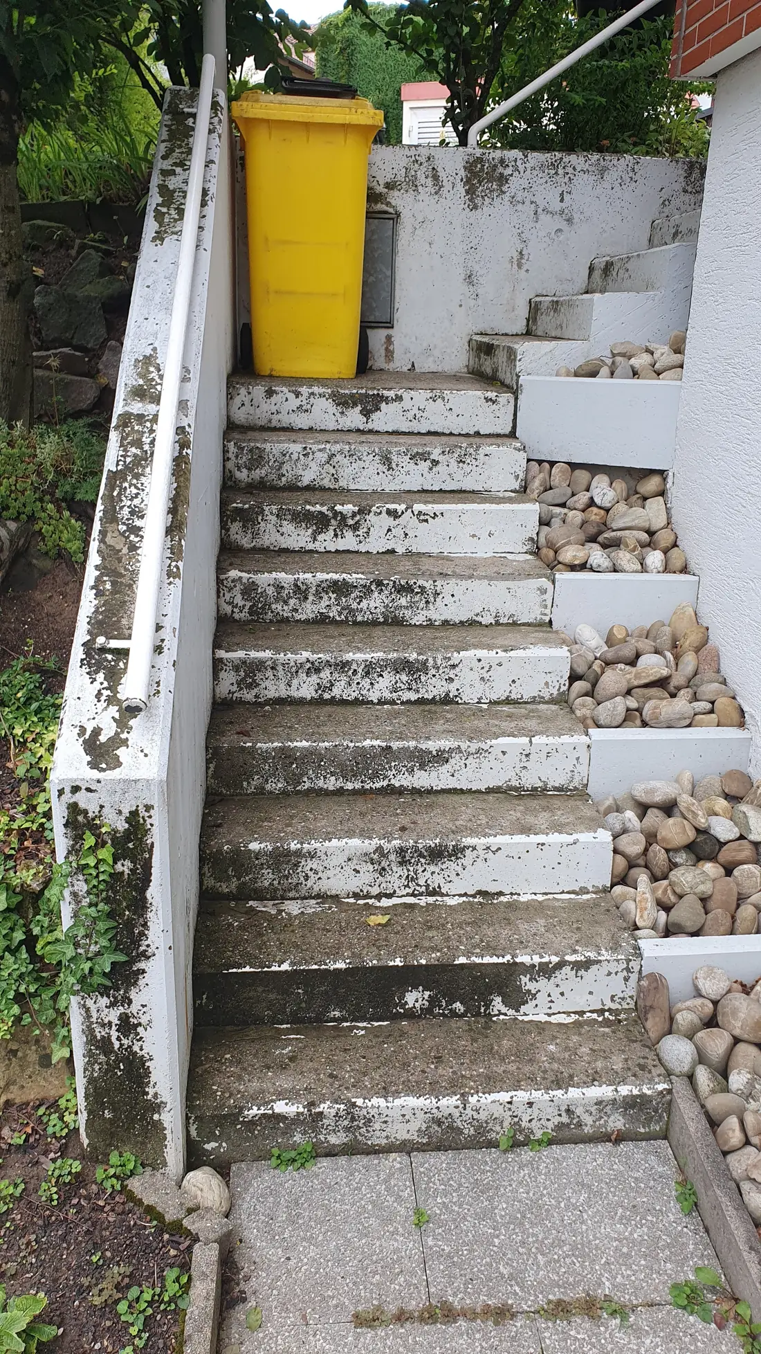Gerade Treppen: alte Treppe vor der Sanierung – Treppensanierung Würzburg