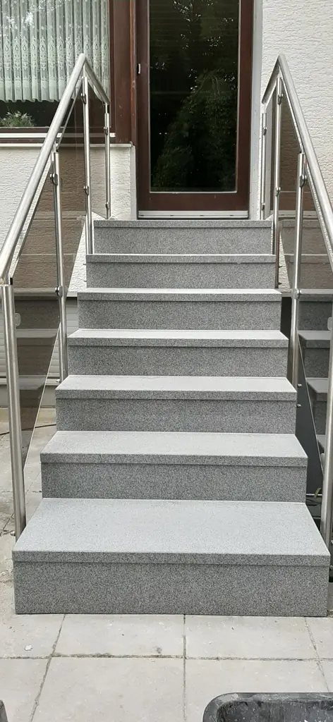 Gerade Treppen: sanierte Treppe mit InnoStone Naturstein – Treppensanierung Mainfranken