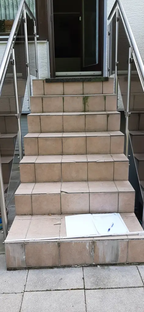 Gerade Treppen: alte Treppe vor der Sanierung – Treppensanierung Würzburg