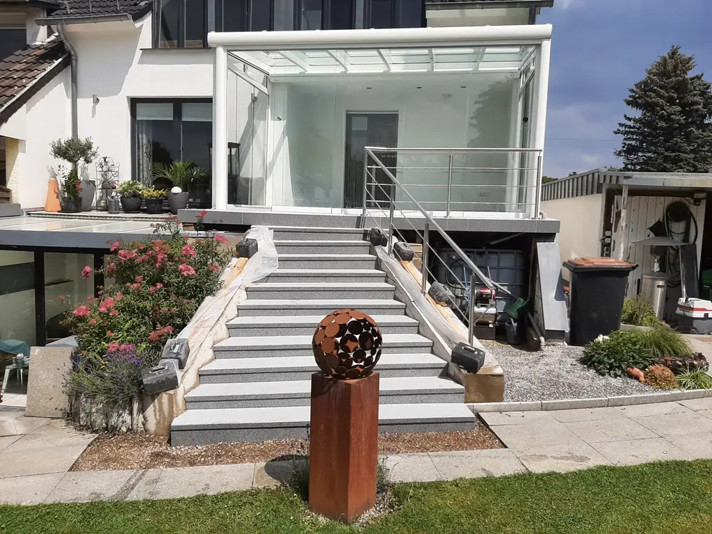 Gerade Treppen: sanierte Treppe mit InnoStone Naturstein – Treppensanierung Mainfranken