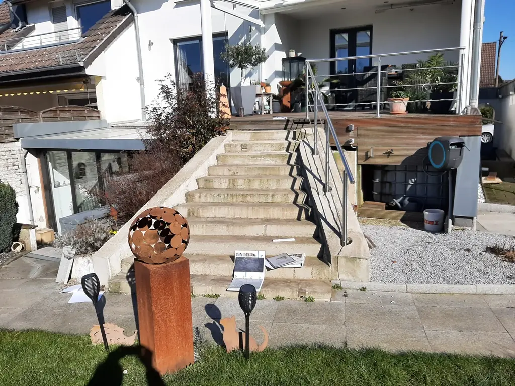 Gerade Treppen: alte Treppe vor der Sanierung – Treppensanierung Würzburg