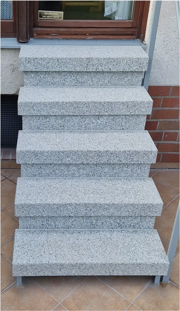 Gerade Treppen: sanierte Treppe mit InnoStone Naturstein – Treppensanierung Mainfranken