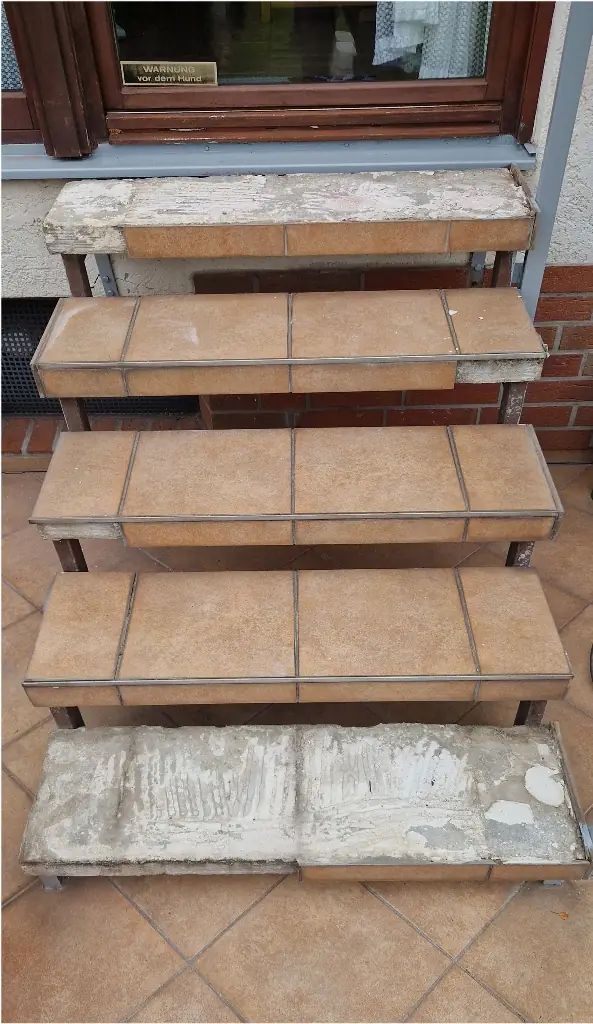 Gerade Treppen: alte Treppe vor der Sanierung – Treppensanierung Würzburg