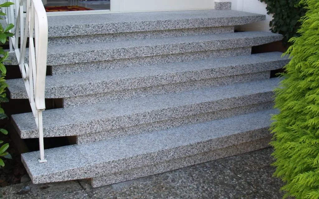 Gerade Treppen: sanierte Treppe mit InnoStone Naturstein – Treppensanierung Mainfranken
