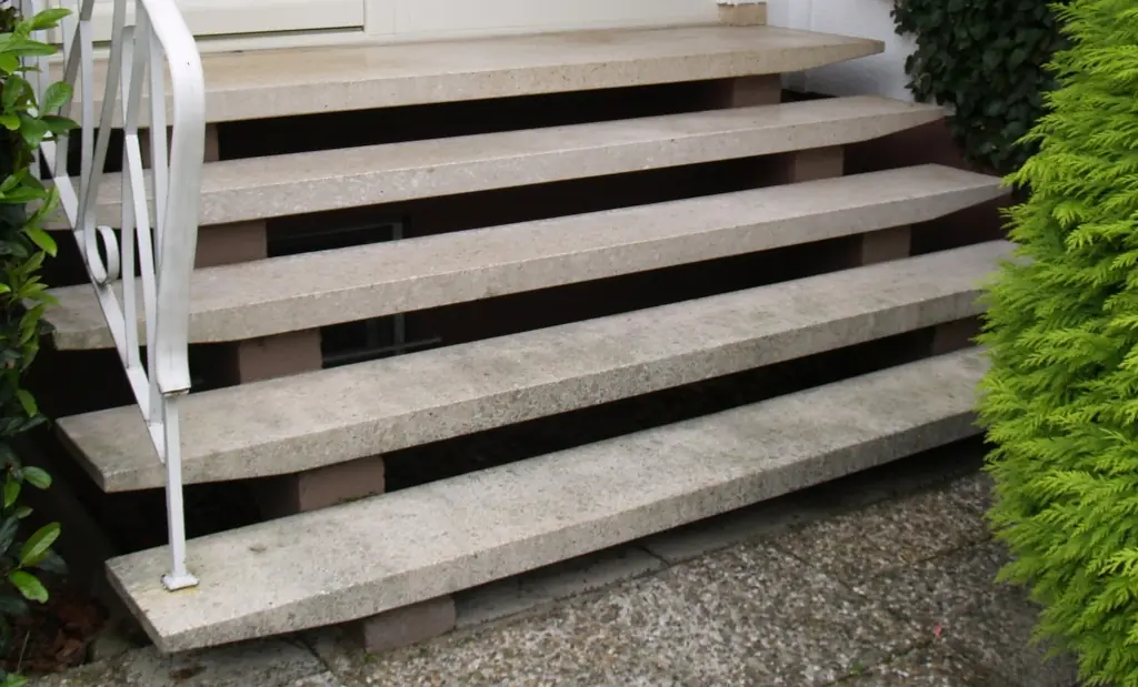 Gerade Treppen: alte Treppe vor der Sanierung – Treppensanierung Würzburg